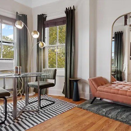 Chic 1-Br Loft Nestled Between Dupont & Logan